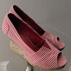 Red stripe canvas wedges